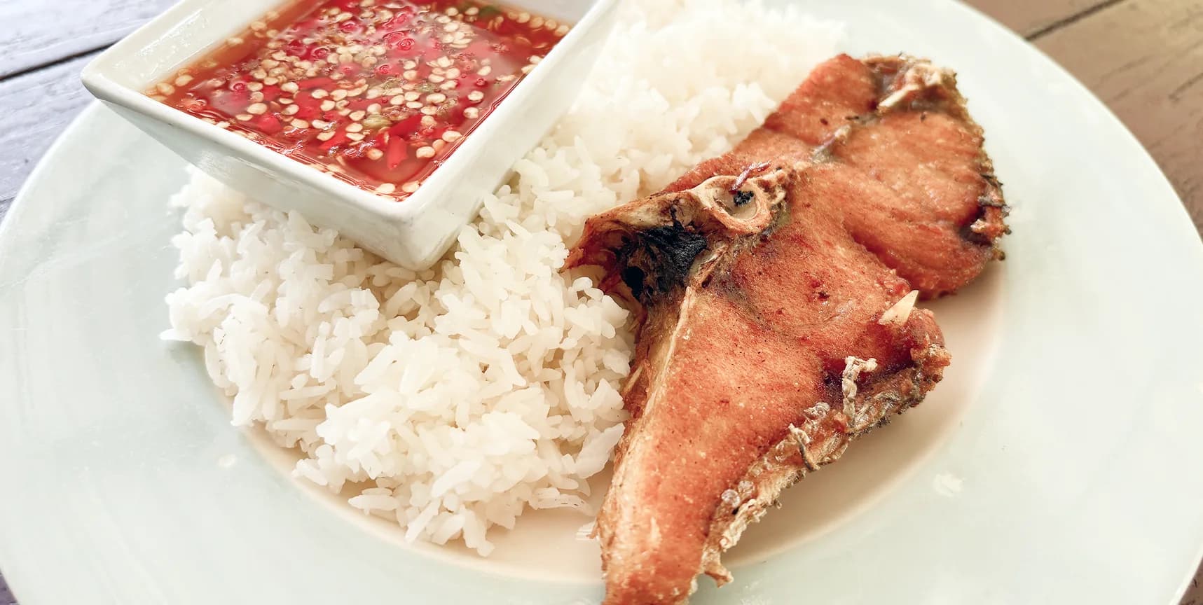 ข้าวปลากะพงขาวทอด + น้ำจิ้มซีฟู้ด