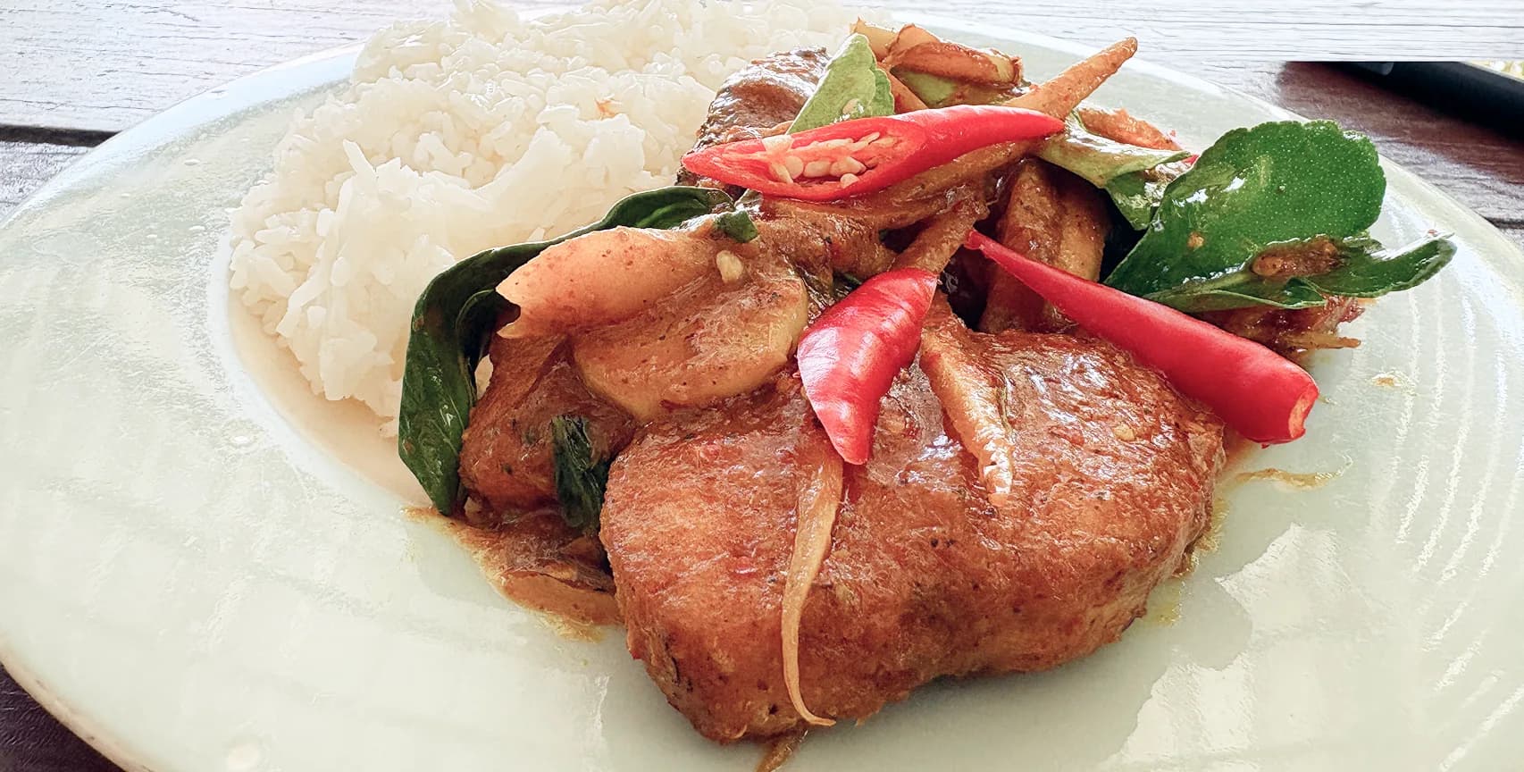 ข้าวผัดเผ็ดปลากะพงขาว