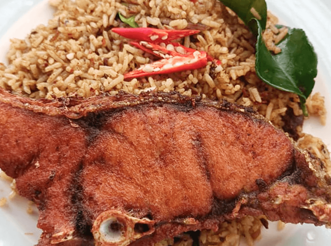 ข้าวผัดไตปลา + ปลากะพงขาวทอด