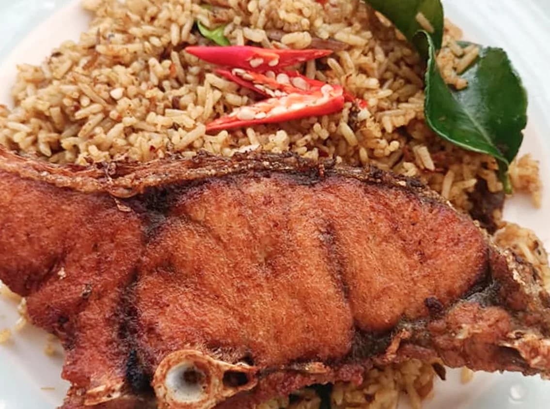 ข้าวผัดไตปลา + ปลากะพงขาวทอด